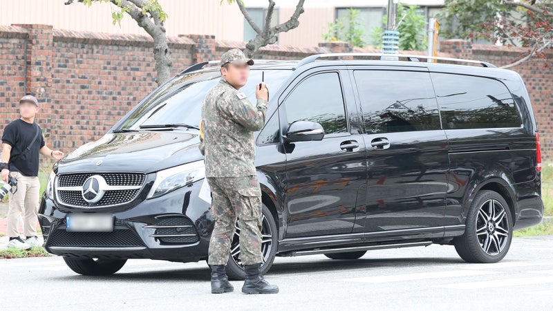 위병소에 등장한 미니밴…이재용 장남 <b>장교</b>로 <b>입대</b>했다