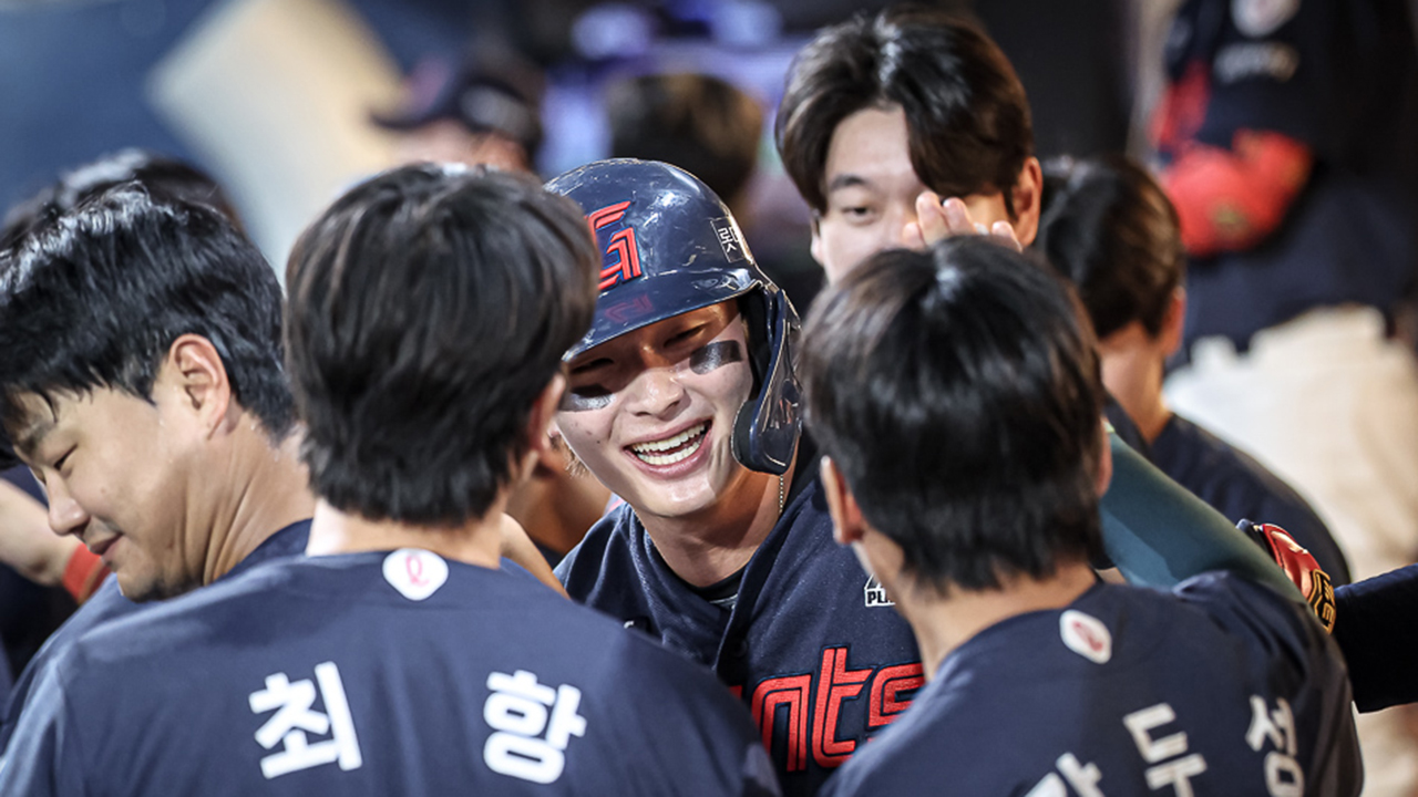 윤동희·<b>전준우 홈런</b>…<b>롯데</b>, NC 대파하고 공동 5위 도약