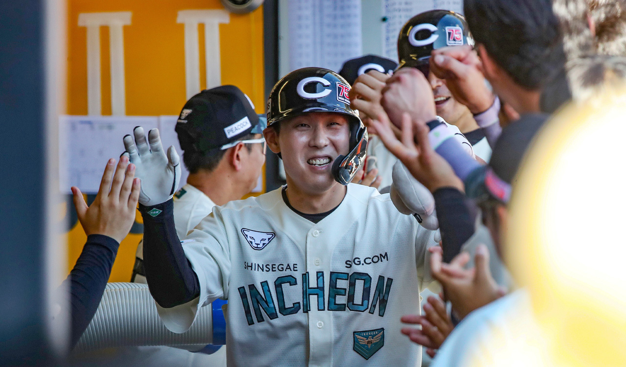 '<b>김성욱 결승 투런포</b>' SSG, 두산 잡고 3위 굳히기