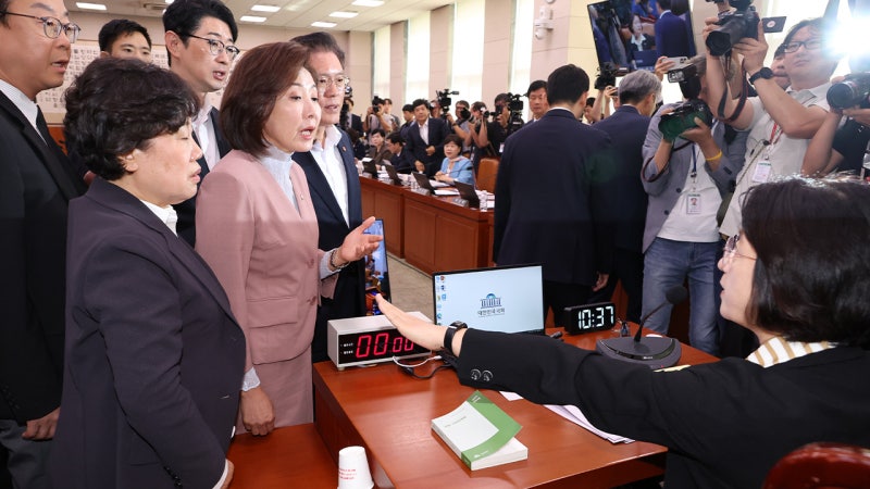 "<b>윤석열</b> 오빠한테 도움?" "<b>윤석열</b>이 왜 나와"…또 난장판
