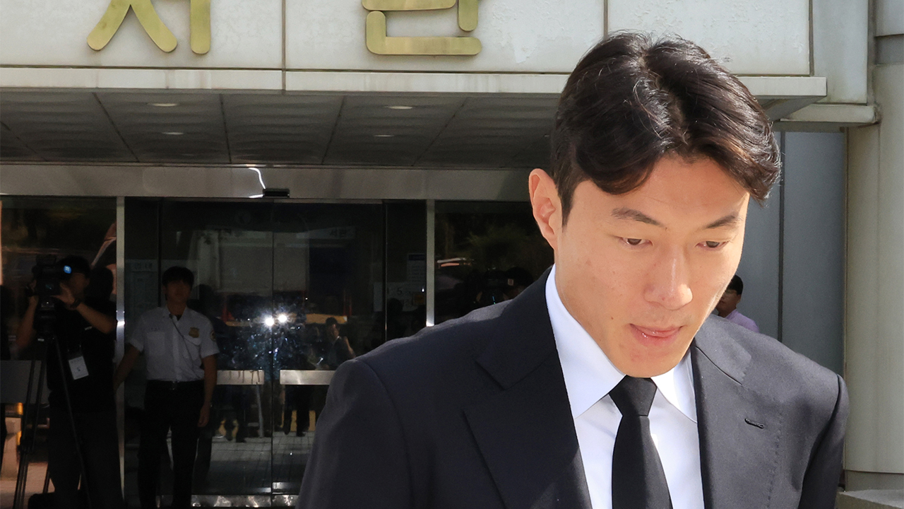 축구협회 "<b>황의조</b>, '<b>준 영구제명</b>'…국내 활동 불가"