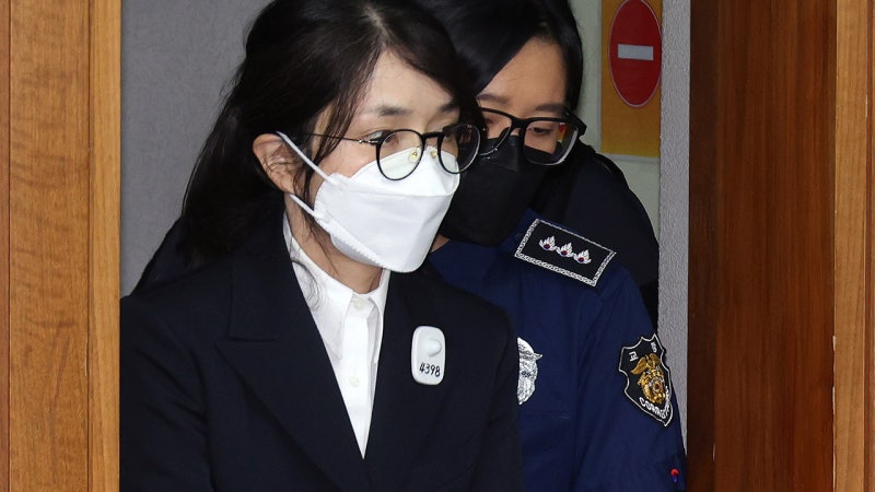 '영부인 첫 구속' <b>김건희</b> 특검 <b>재판</b> 시작…직업 묻자 "무직입니다"