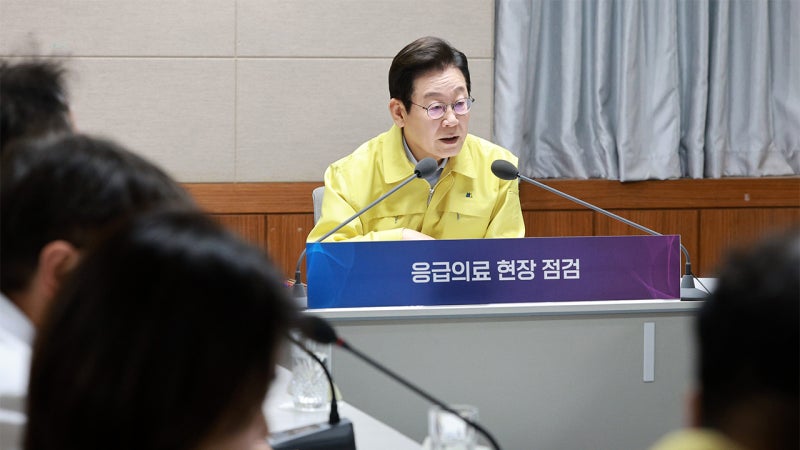 이 <b>대통령</b>, 응급<b>의료진</b>에 "의료대란서 고생…국민 신뢰도 높다"