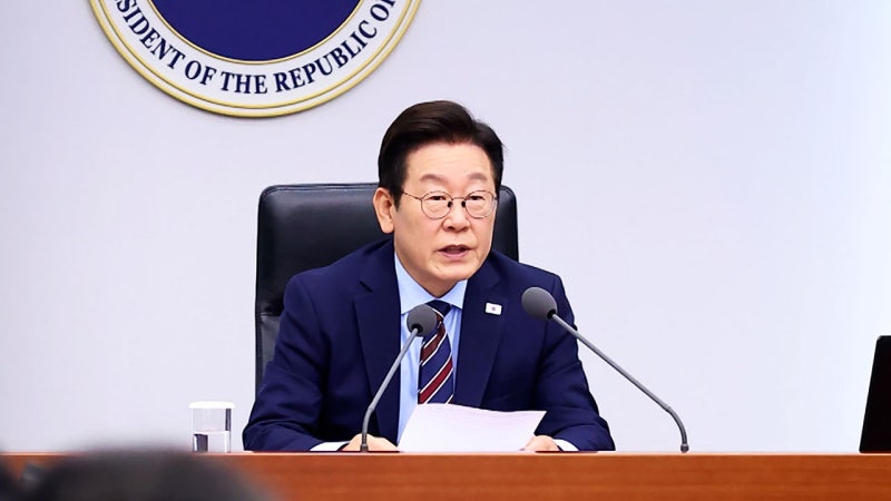 이 대통령, '<b>전산망</b> 복구' <b>공무원 사망</b>에 "슬픔과 <b>애도</b>"