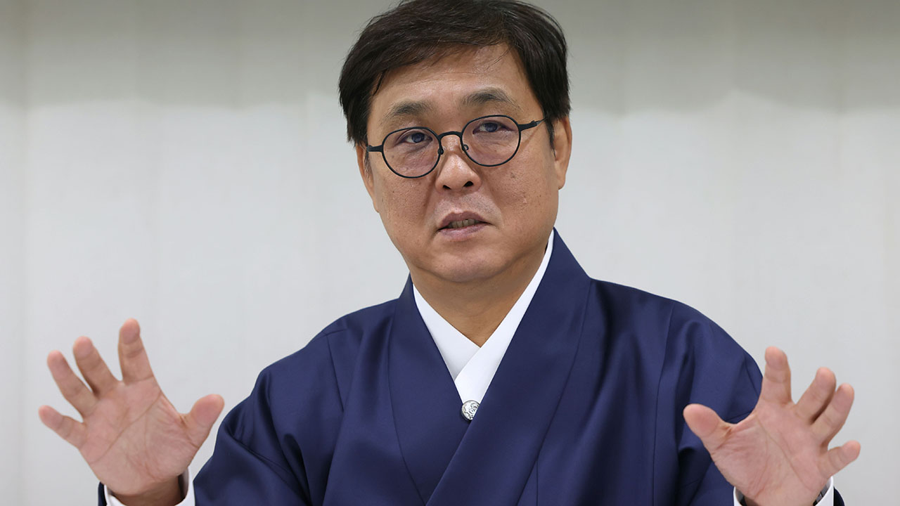 최휘영 문체부 장관, 한국-브라질 축구 <b>평가전</b>서 대표팀 격려