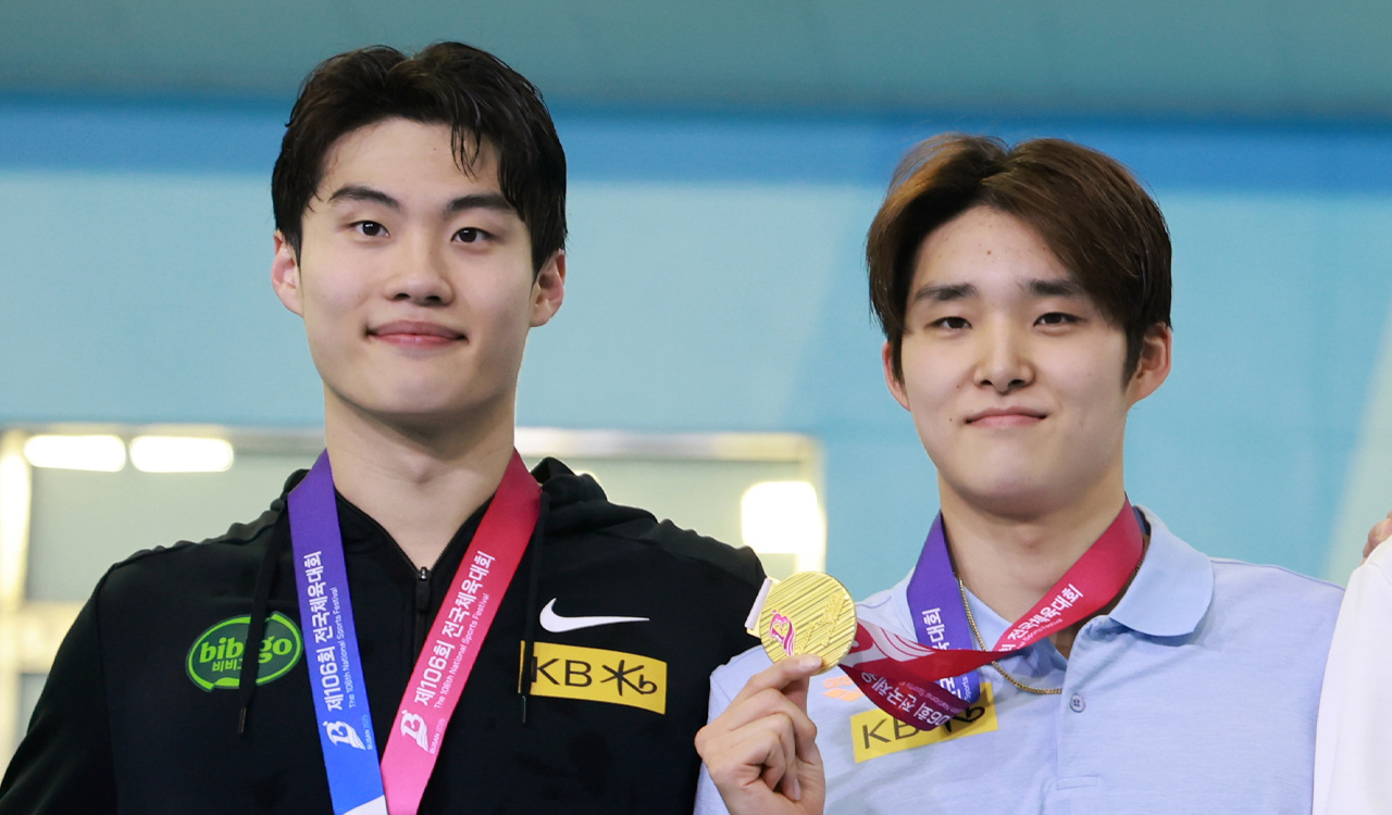 '<b>신기록</b> 합작' <b>김우민</b>·<b>황선우</b> "내년에 또 깰 생각에 어질"