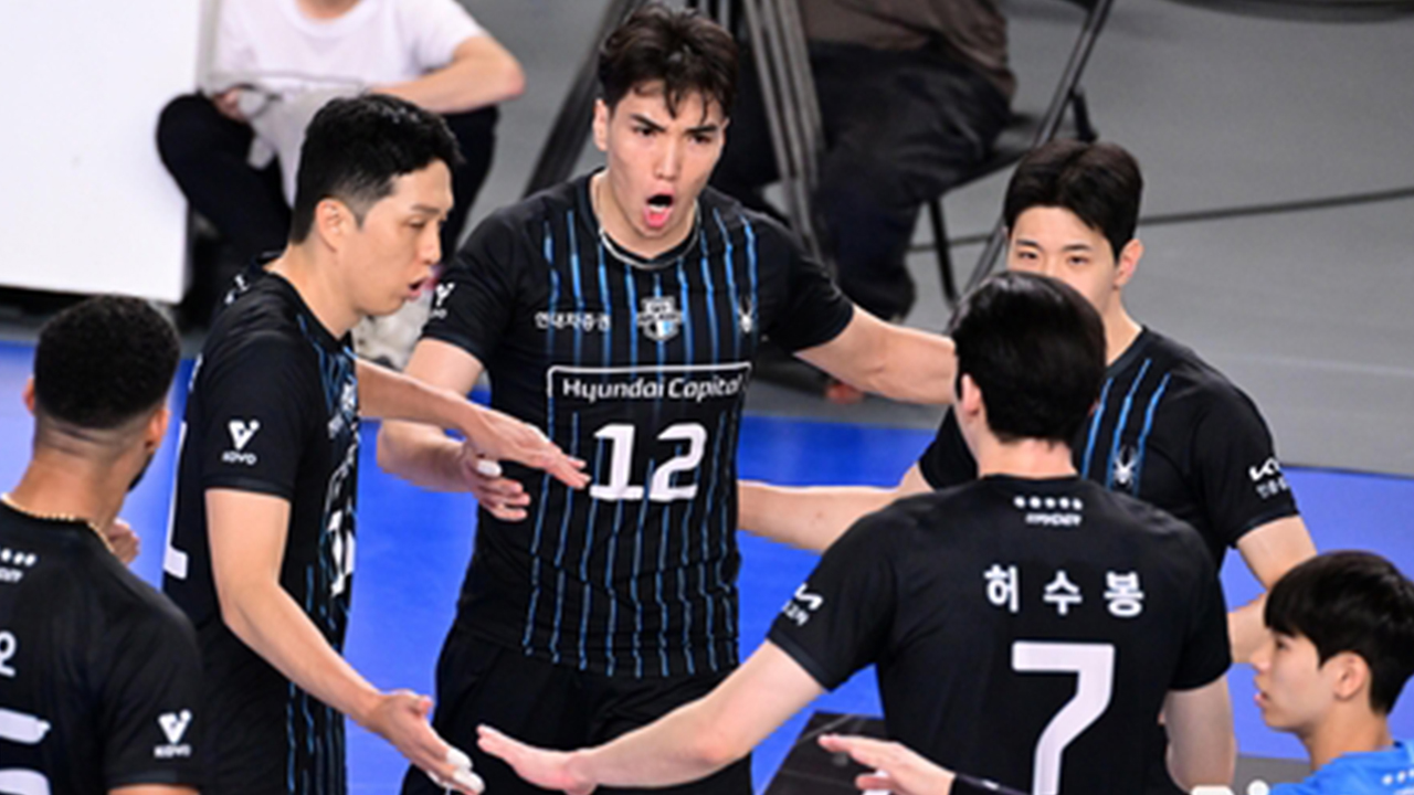 '<b>레오</b> 25점' <b>현대캐피탈</b>, 개막전서 KB손보에 혈투 끝 3대 2 승리