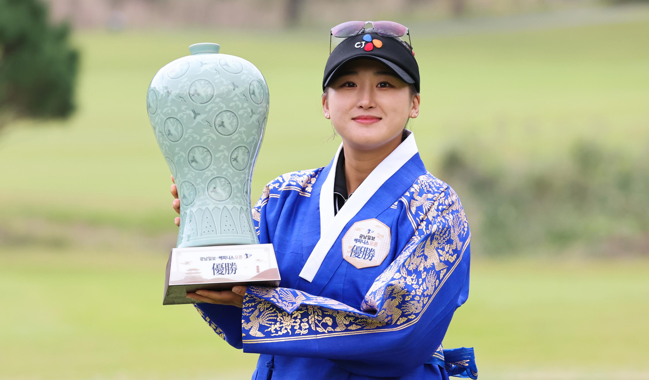중국 <b>리슈잉</b>, <b>KLPGA</b> 정규 투어서 10년 만에 외국 선수 <b>우승</b>