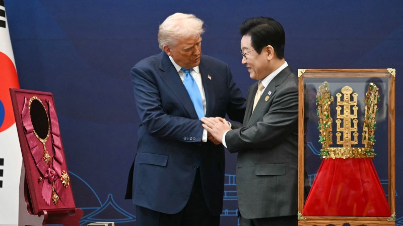 무궁화 <b>훈장</b>에 <b>금관</b>까지…'지극 정성' 선물 받은 <b>트럼프</b> "당장"