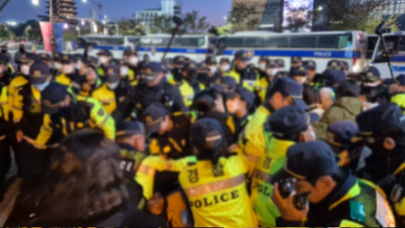 <b>트럼프</b> 묵는 호텔 주변서 '<b>트럼프 반대</b>' 기습 <b>시위</b>