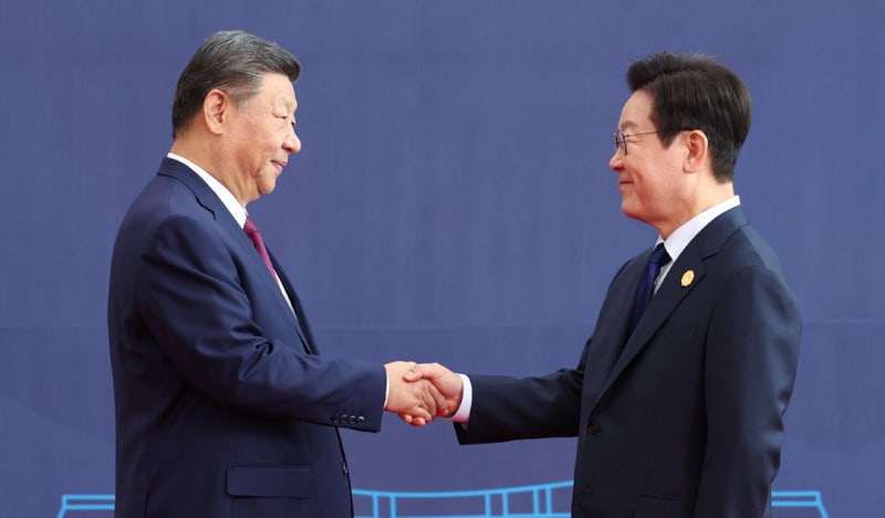 이 대통령, <b>APEC 정상회의</b>장에서 시진핑 주석 첫 대면
