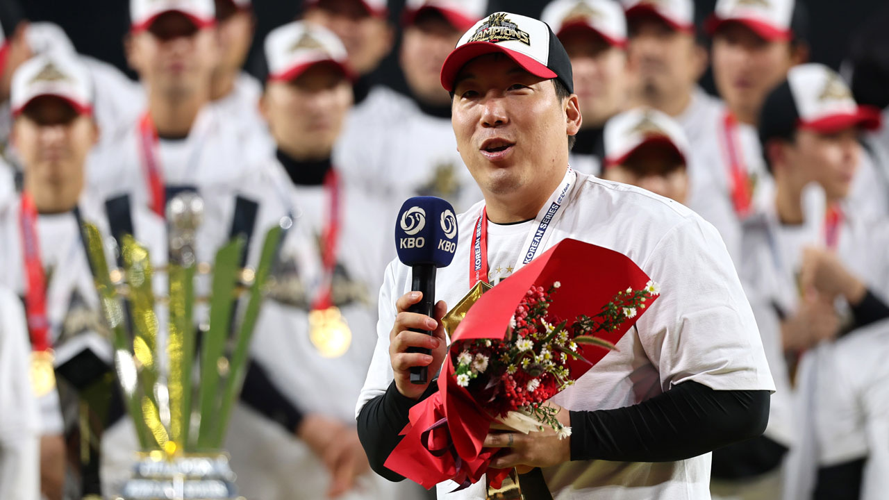 3번의 <b>준우승</b> 아픔 딛고 3번 우승…김현수, KS MVP 트로피 번쩍