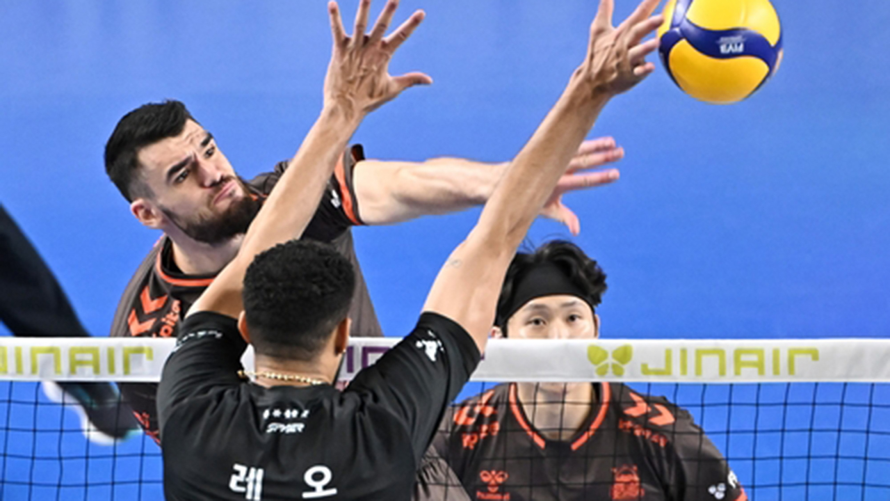 프로배구 OK<b>저축은행</b>, <b>선두</b> 현대캐피탈 꺾고 4위 <b>도약</b>