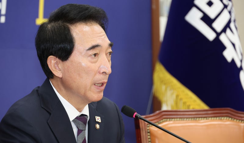 민주 "현직 <b>대통령 재판중지법</b> 추진 않기로…<b>대통령</b>실과도 조율"