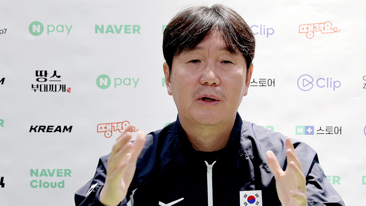 '케이크와 꽃다발' 받은 류지현 <b>감독</b> "첫 승 이벤트 고마워"