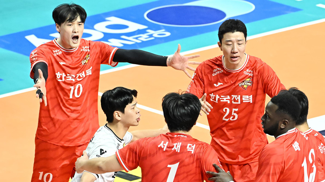 '<b>베논 트리플크라운</b>' 한국전력, 우리카드에 셧아웃 승리