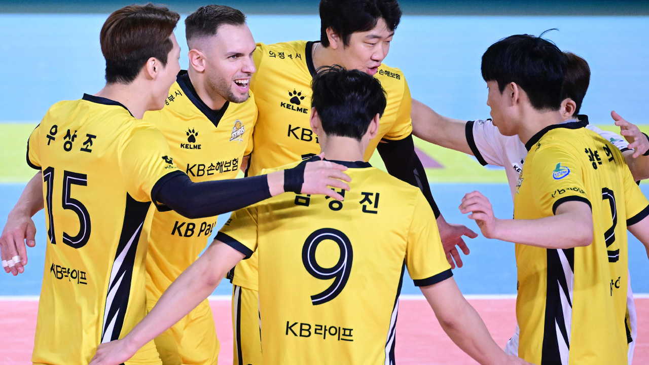'<b>비예나</b>+나경복 42점' <b>KB</b>손보, 삼성화재 꺾고 선두 탈환