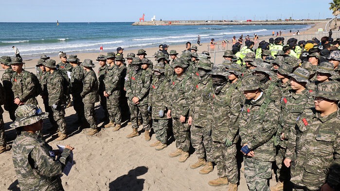 최근 제주 해안에서 차 포장지로 위장한 마약류의 발견이 이어지자 지난 11일 오후 제주시 내도동 바닷가에서 민관군 합동 수색을 벌였다.