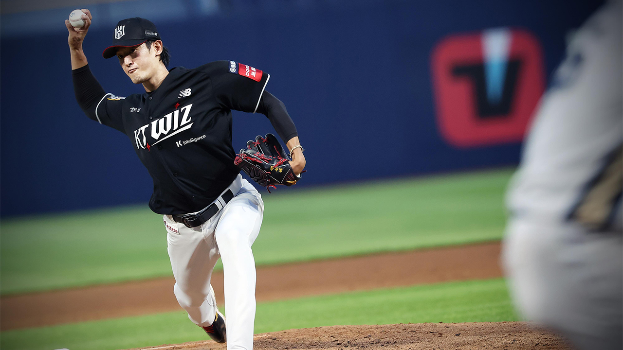 kt <b>고영표</b>, 토종 투수 처음으로 <b>KBO 수비상 수상</b>