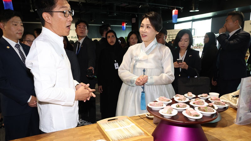 <b>김혜경</b> 여사, UAE서 '할랄 인증 <b>K</b>-<b>푸드</b>' <b>홍보</b>