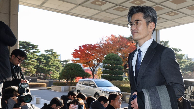 <b>항소 포기</b> <b>박철우 중앙지검장</b> 첫출근…"어깨 무겁다" 밝힌 입장