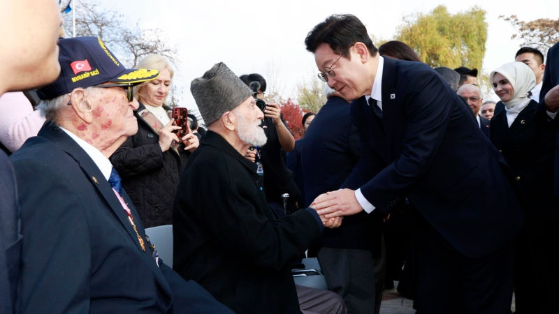 이 대통령, <b>튀르키예</b> 한국전 <b>참전</b>기념탑 참배…순방 마무리