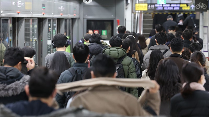 서울<b>지하철 노조</b> '<b>준법운행</b>' 첫날…출근길 큰 혼란은 없어