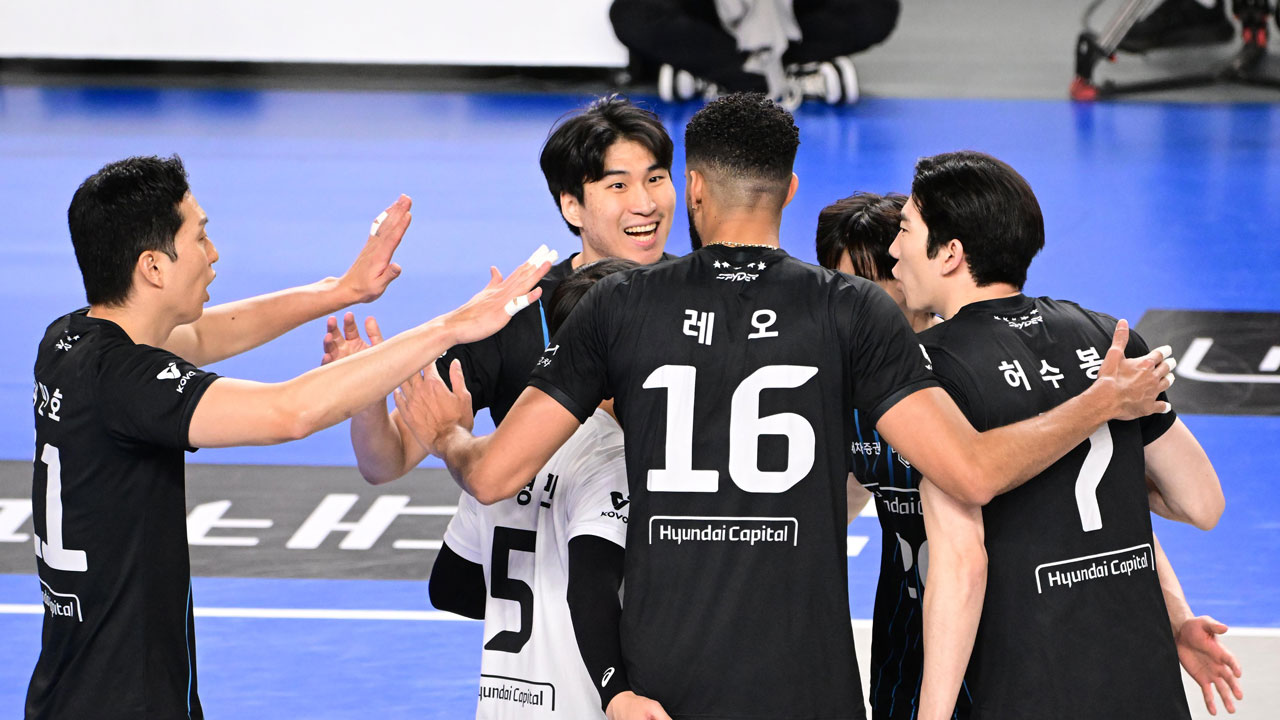 프로배구 <b>현대캐피탈</b>, KB손보에 완승…2위 도약