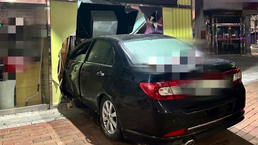 60대 만취 운전자 새벽 도로 달리다 식당 들이받는 아찔한 사고