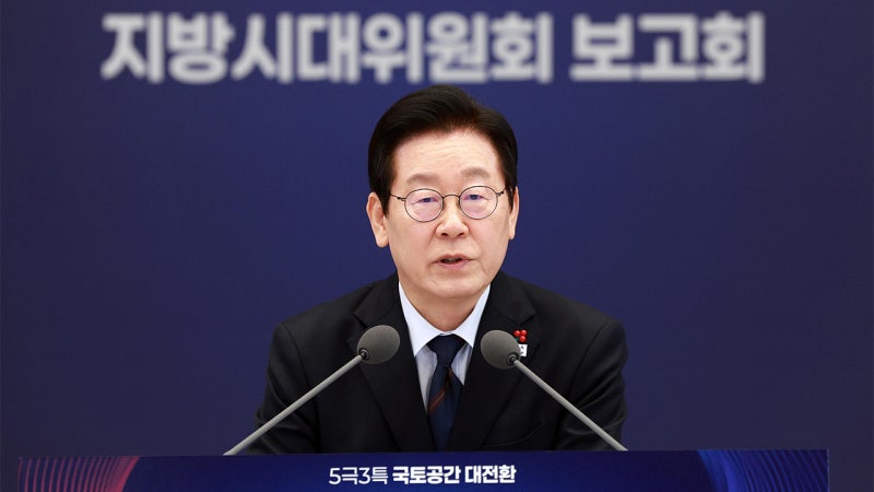 이 대통령 "지방분권과 <b>균형발전</b>은 <b>국가</b>적 <b>생존 전략</b>"
