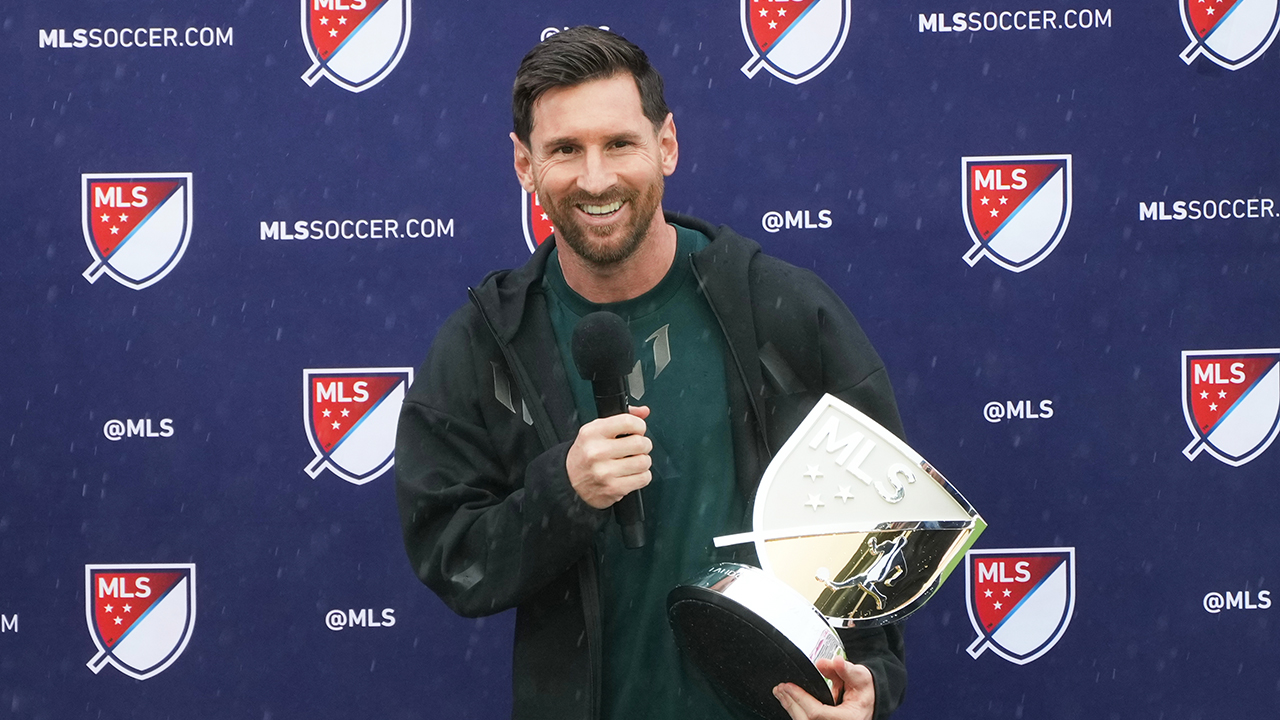 '축구의 신' <b>메시</b>, <b>MLS</b> 역대 첫 2년 연속 <b>MVP</b> '우뚝'