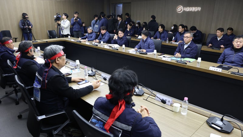 <b>서울지하철</b> 1노조 <b>파업 철회</b>…임단협 결렬 후 극적 타결
