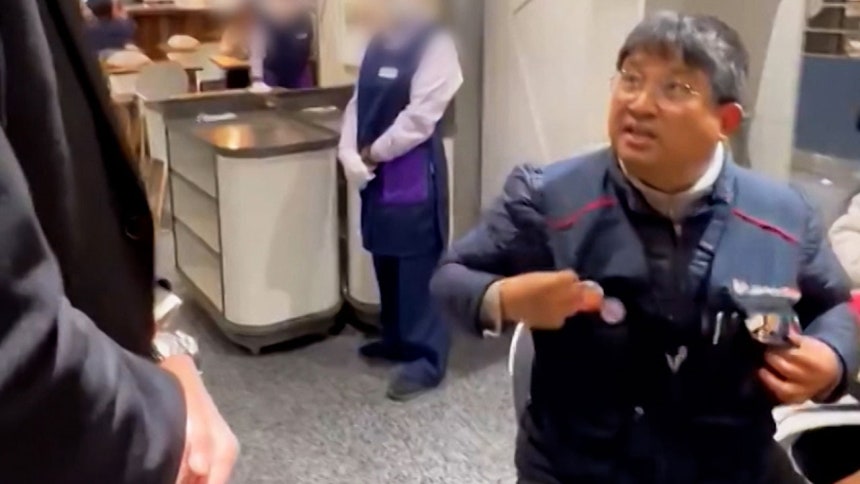 백화점에서 밥 먹으려는데 조끼 벗으래 ㄷㄷ 논란 터지니 결국 사과했네