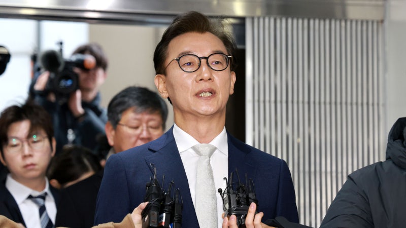 '<b>통일교</b> <b>의혹</b>' <b>전재수</b> 경찰 출석 "불법 <b>금품수수</b> 결단코 없어"