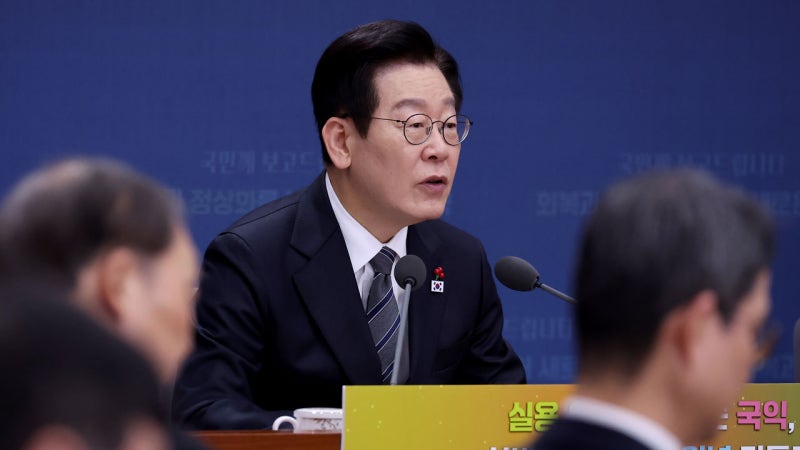 이 <b>대통령</b> "남북 신뢰 싹트도록 노력…통일부가 역할해야"