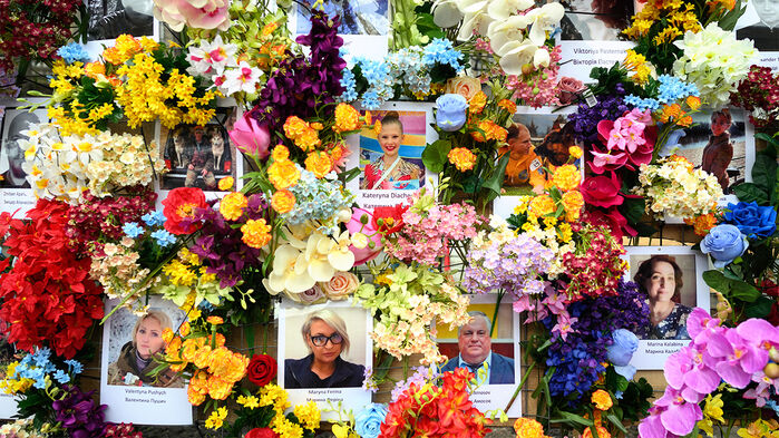 지난 2022년 마리우폴 자택에서 러시아 미사일에 맞아 사망한 체조 선수의 사진이 우크라이나 민간인을 위해 만든 추모 공간에 걸려있다.(사진=게티이미지)