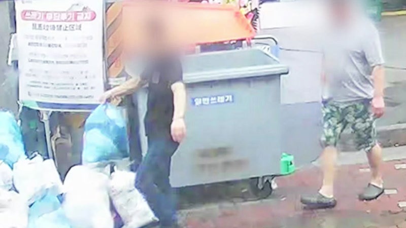 식당 창문에 쓰레기 투척… 진짜 어이없네