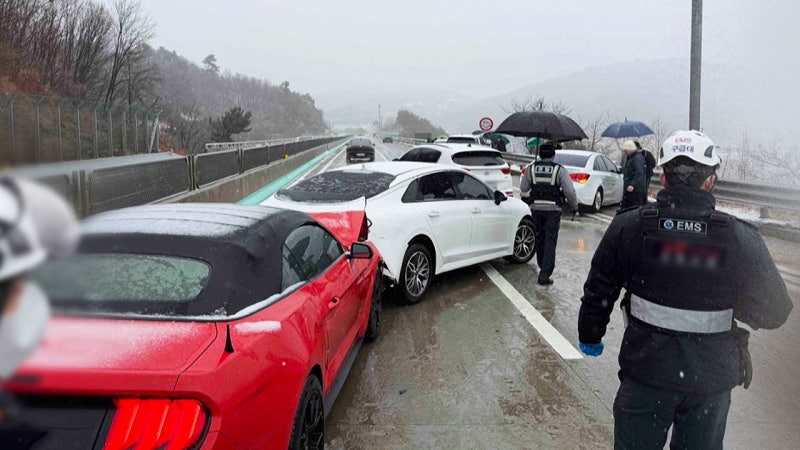 "11대 추돌" 도로에 반파된 차량들…곳곳에서 '쾅'