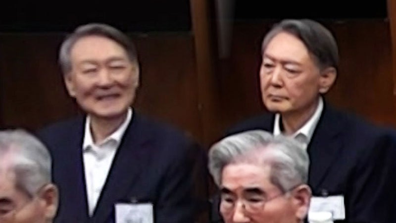 변호인 툭 치며 웃음 보인 윤석열…"무기징역" 선고되자