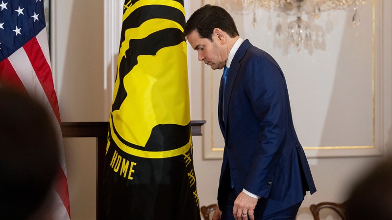 워싱턴 육군 기지 상공에 미확인 드론 출몰…장관들 경호 비상