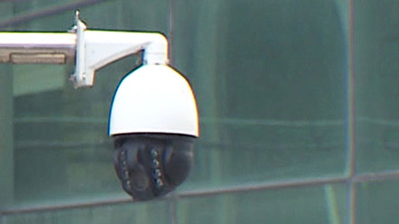 여성에 낭심 차이자 넘어뜨린 경비원…무죄 부른 CCTV