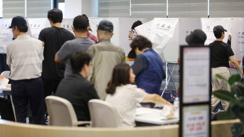 <b>지방선거 투표율</b> 오전 9시 현재 7.4%…4년 전보다 1.4%p↑