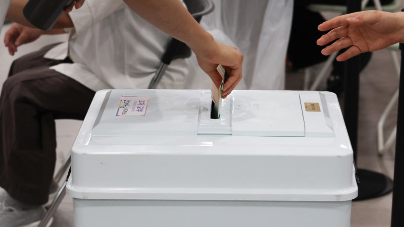 '사전투표 반영' 14시 투표율 48.9%…4년 전보다 8.2%p 높아
