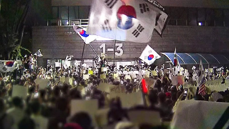 밤새 이어진 잠실 개표소 <b>시위</b>…선관위 직원 고립