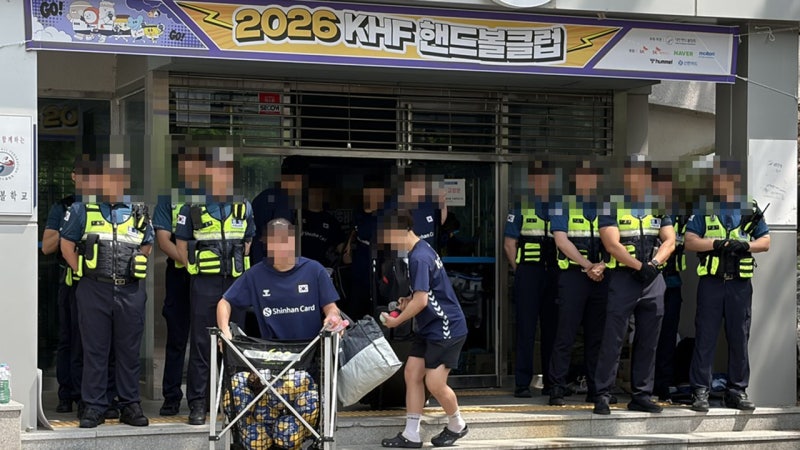 잠실개표소 시위 나흘차…<b>핸드볼</b> 선수들·타이완 기자 봉변 당해