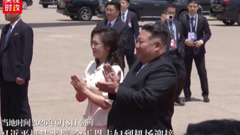 <b>김정은</b>·리설주, 평양 공항서 <b>시진핑</b> 부부 <b>영접</b>