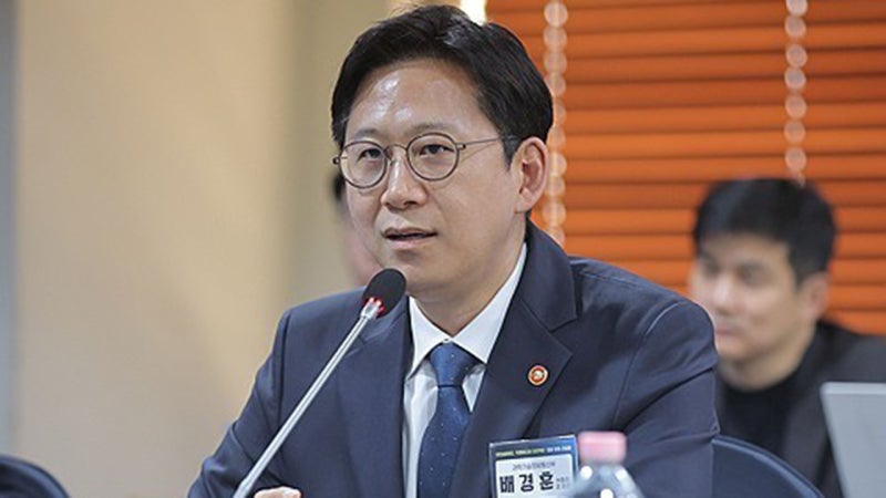 <b>젠슨 황</b> 만난 <b>배경훈</b> 부총리 "한국 피지컬 AI 도약 추진"