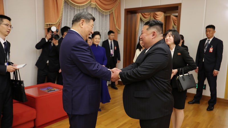 <b>시진핑</b>, <b>방북</b> 이튿날 김정은과 우의탑 참배·당 간부학교 방문