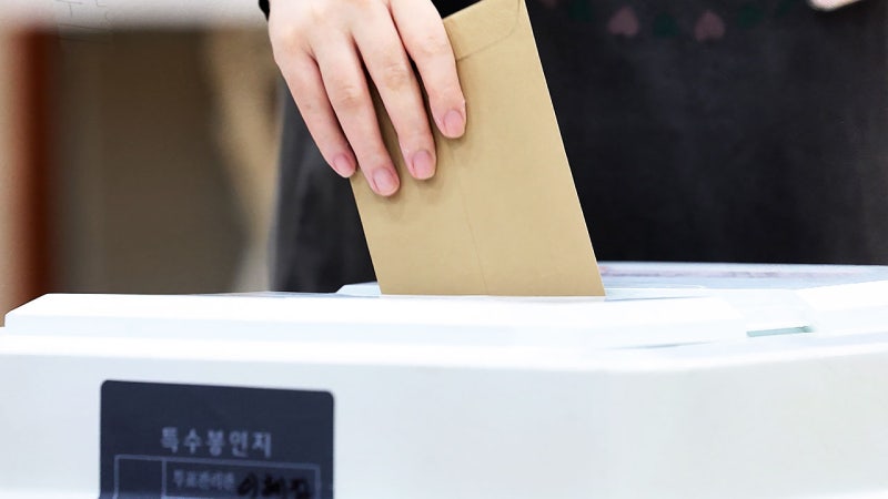 '투표용지 부족' 사태 8일 만에…<b>선관위 압수수색</b>