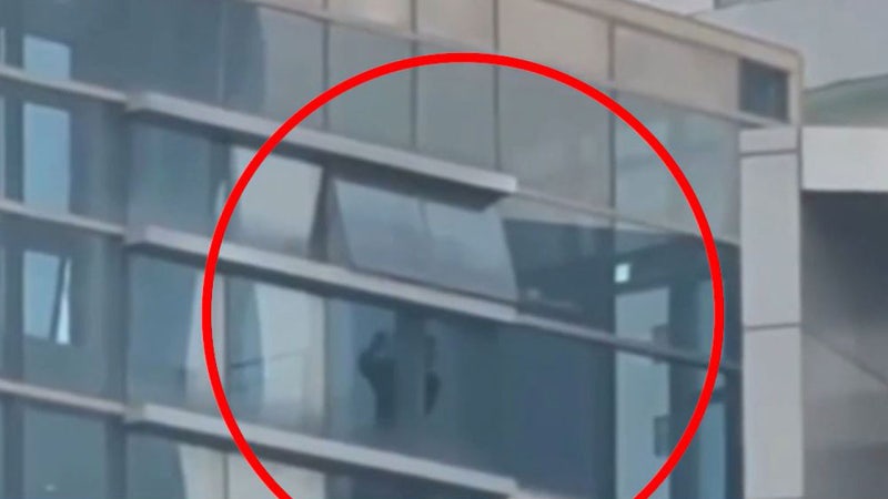 "이 시국에 골프 연습?"…선관위 건물서 포착되자 '분노'